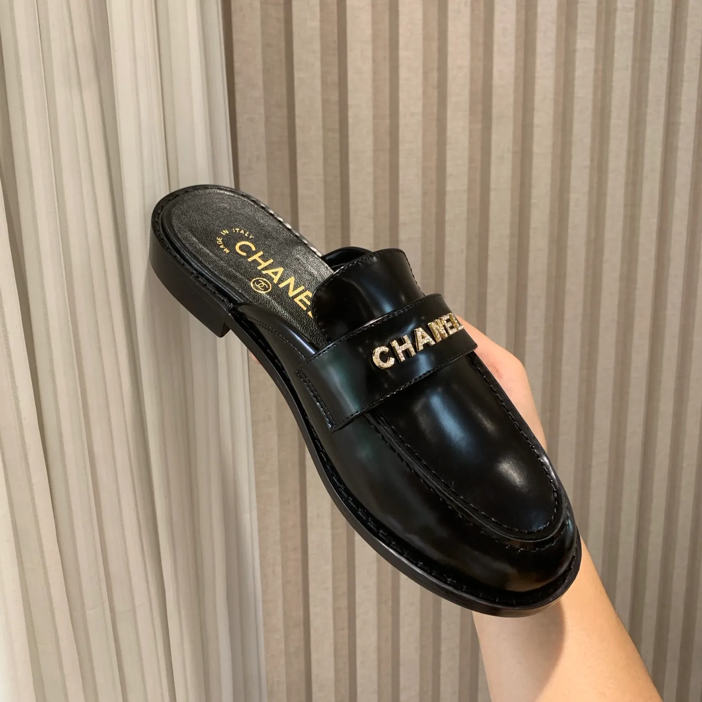👟👟Ex-factory price 600👟👟 🍀2025 spring and summer new Chanel Chanel small diamond buckle monogram Loaf lazy half-slippers, which can be worn all year round. No matter when you wear them, they are very high-end and durable. You can attract attention when shopping on the street! Easily travel between commuting and leisure occasions, becoming a carefree fashionable and elegant woman ~ Upper: cowhide/butter Lining: lambskin Sole: Italian genuine leather outsole Size: 35-39 (40/41 customized, non-refundable and non-exchangeable